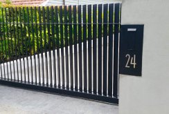 Automatic vertical gates