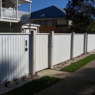 Бяла вертикална порта