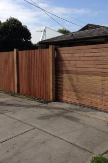 Дървена вертикална порта