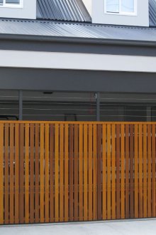 Вертикална гаражна врата