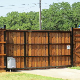 Вертикална порта, изработена от дърво