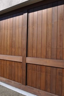 Вертикална секционна врата