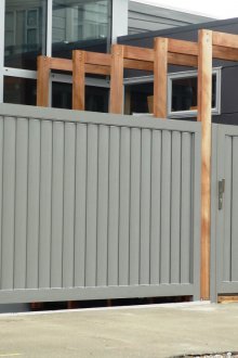 Вертикални порти в сиво