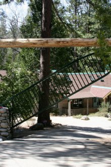 Вертикална порта в селска къща