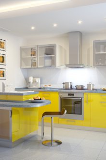 Жълт кухненски комплект