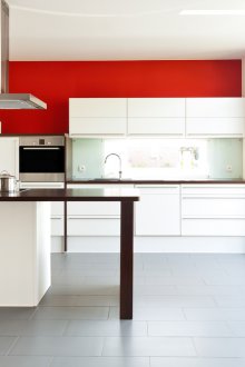 Сива кухня в комбинация с червено