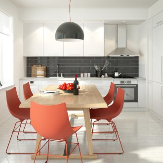 Червени столове в сивата кухня