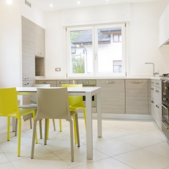 Жълти столове в сивата кухня