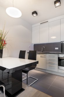 Бял комплект в сива кухня