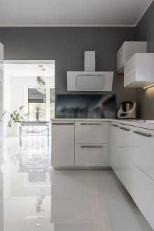 Кухня в сиви тонове.