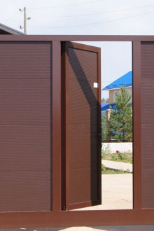 Надземна порта с врата
