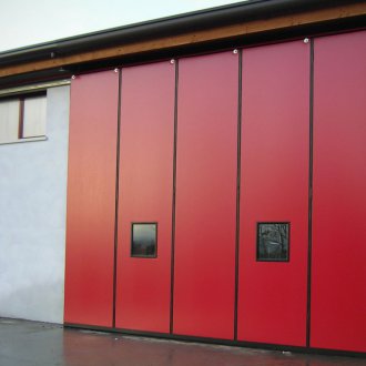 Висяща червена порта