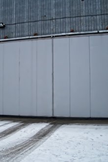 Окачени метални порти