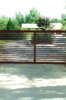 Врати от профилна тръба на стълбове