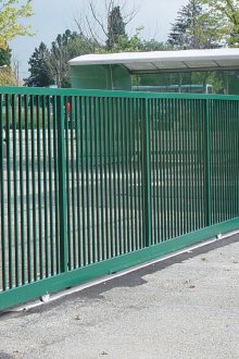 Зелена порта от профилна тръба