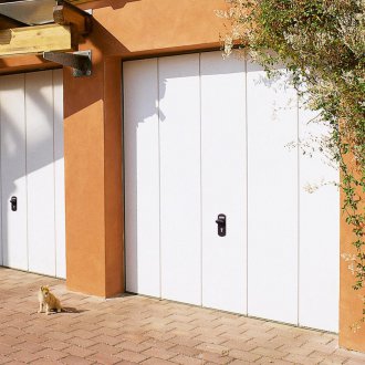 Sectional lifting gates