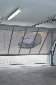 Overhead gate with net