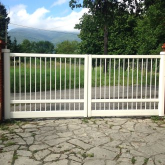 Порта на тухлени стълбове