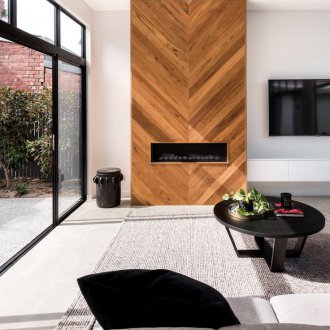 Масивна дъска около камината