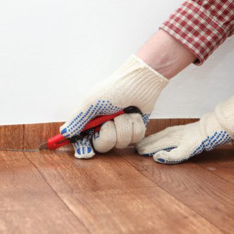 Linoleum lantai di lantai kayu