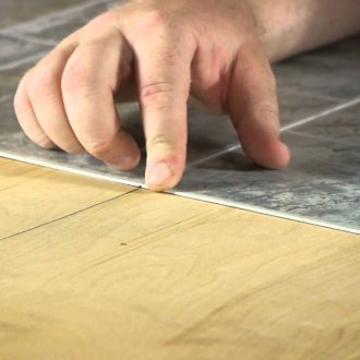 Meletakkan linoleum di atas lantai kayu