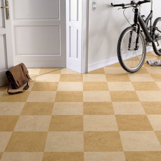 Meletakkan linoleum di atas lantai di lorong