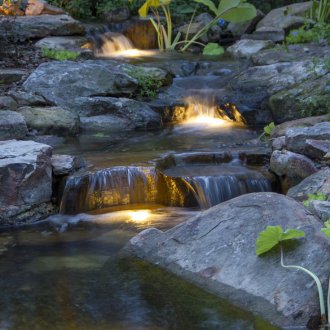 Фонтан с подсветка в страната