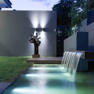 Осветен фонтан в къщата