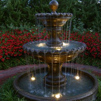 Фонтан с подсветка в градината