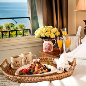 Кръгла маса за закуска