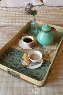 Маса за закуска, изработена от тапети и куфар