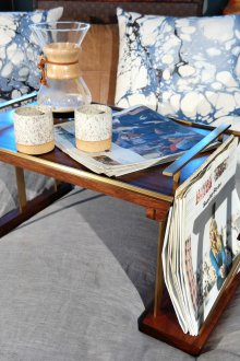 Маса за закуска със стойка за списание