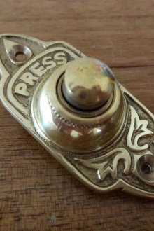 Врата с надпис