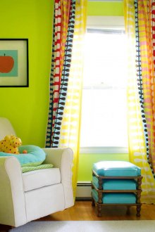 Комбинацията от зелени и тюркоазени цветове в интериора на хола