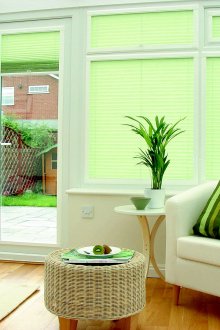 Светлозелени завеси в просторната всекидневна