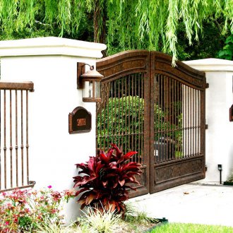 Бели стълбове за порти