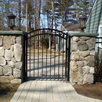 Каменни стълбове за порти