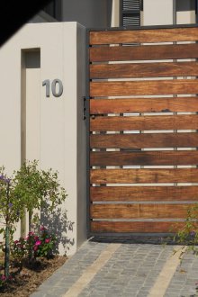 Стълбове за порта в модернистичен стил