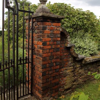 Колони за порта, направени стари