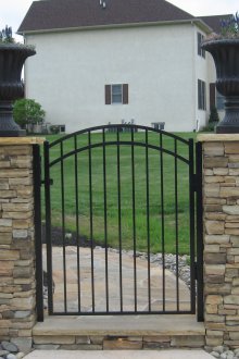 Стълбове за порти, изработени от декоративен камък