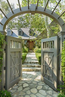 Дървени стълбове за порти