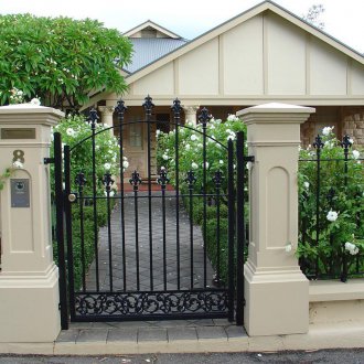 Къдрави стълбове за порта