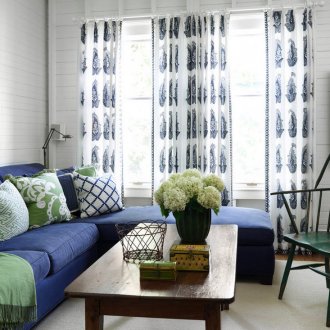 Сини и светло зелени цветове в интериора на хола