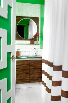 Комбинация от кафяво и светло зелено в интериора на банята