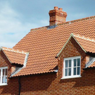 Тухлена къща с керамични керемиди