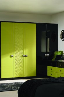 Комбинацията от зелено и черно в спалнята