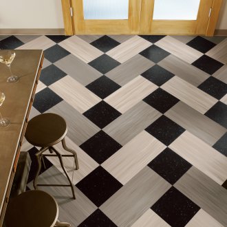 Meletakkan linoleum di bawah jubin di lantai konkrit