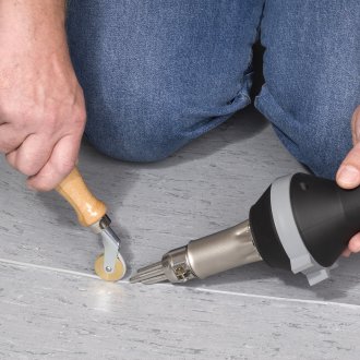 Meletakkan linoleum dalam sendi di lantai konkrit