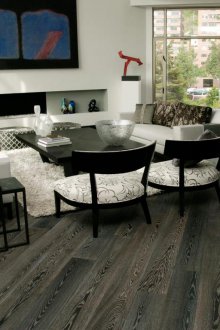 Черен ламинат в хола