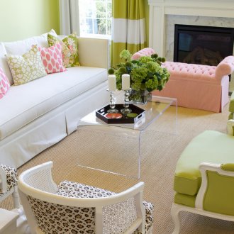 Комбинацията от светло зелено и розово в хола